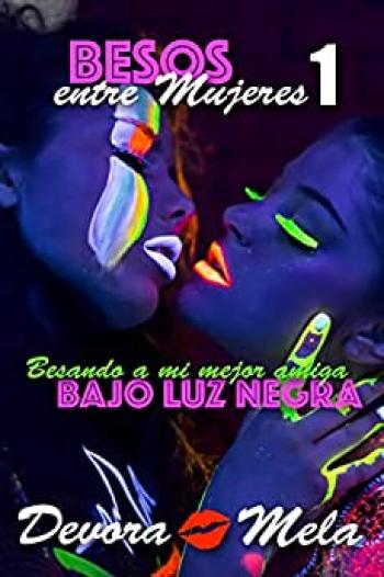 Besando a mi mejor amiga bajo luz negra
